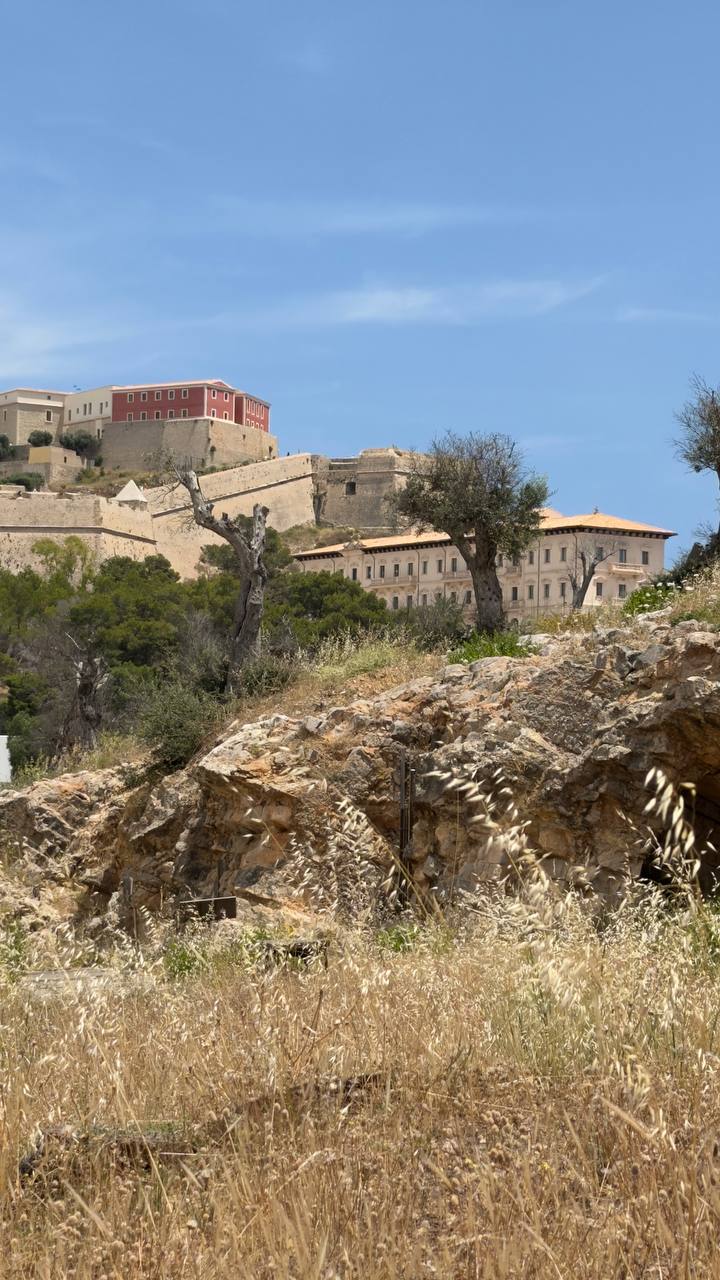 Dalt Vila desde abajo