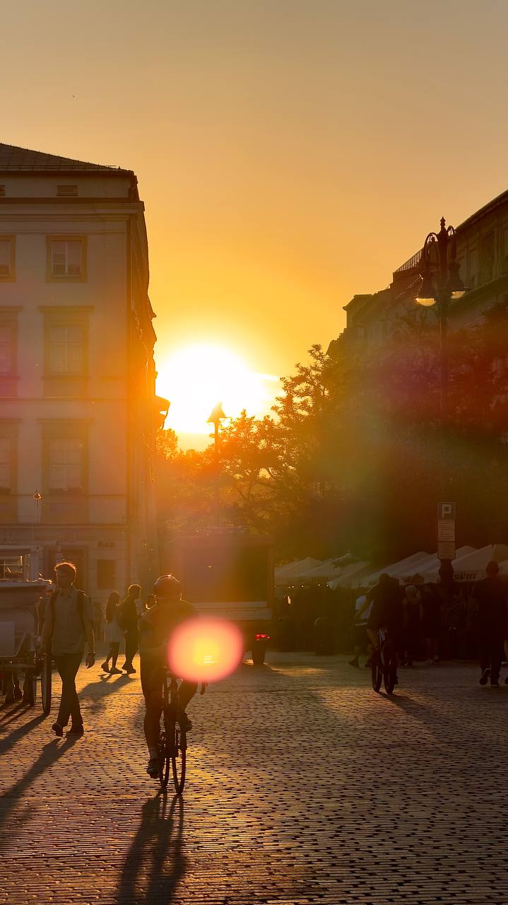 Atardecer dorado en la plaza